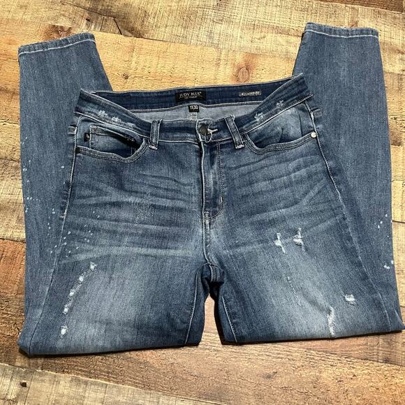 Judy Blue Women's Denim Stretch Shredding Up My Life Relaxed Fit Jeans Sz 11/30 - Picture 2 of 7